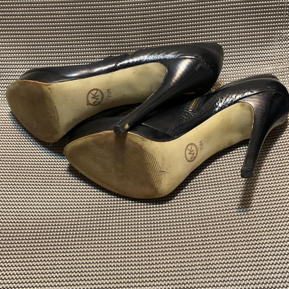 Michael Kors Black Ankle Booties with Gold Accents women’s 71/2 - Picture 6 of 7